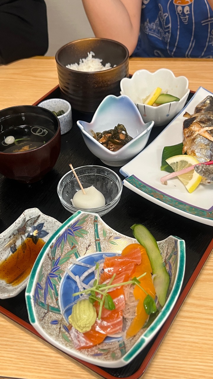支笏湖午餐鮭魚定食實拍，用於說明一日遊中的餐食停留節奏。