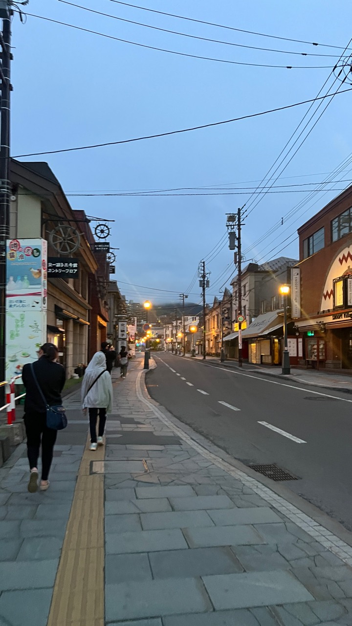 小樽堺町通傍晚街道散步實拍，說明夜間路線中的步行銜接。