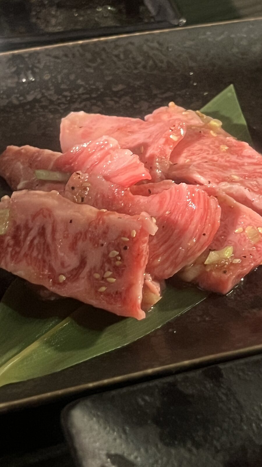 鋪在竹葉上的和牛，大理石油花清晰。